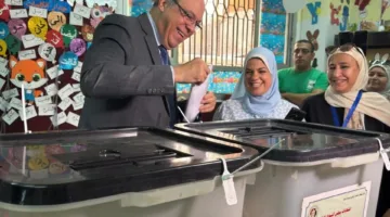 وزير الطيران المدني يشارك في انتخابات مجلس الشيوخ في مركز الاقتراع الخاص به