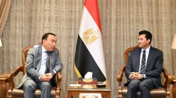 وزير الشباب والرياضة يناقش مع السفير الكازاخستاني تعزيز الشراكة الثنائية في مجالات الشباب والرياضة