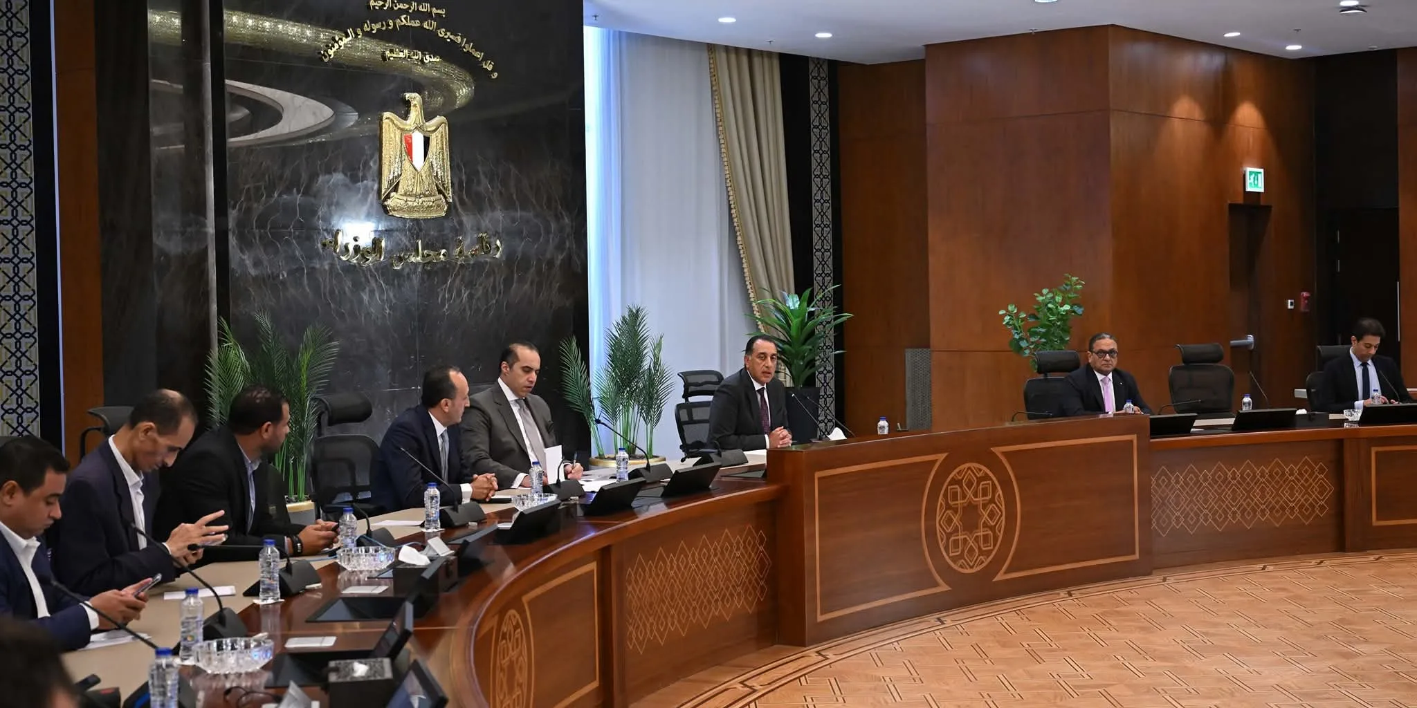 رئيس الوزراء: الحكومة ملتزمة تمامًا بحل مشكلة الإيجارات القديمة واستمرار سداد مستحقات الشركاء الأجانب في قطاع النفط.