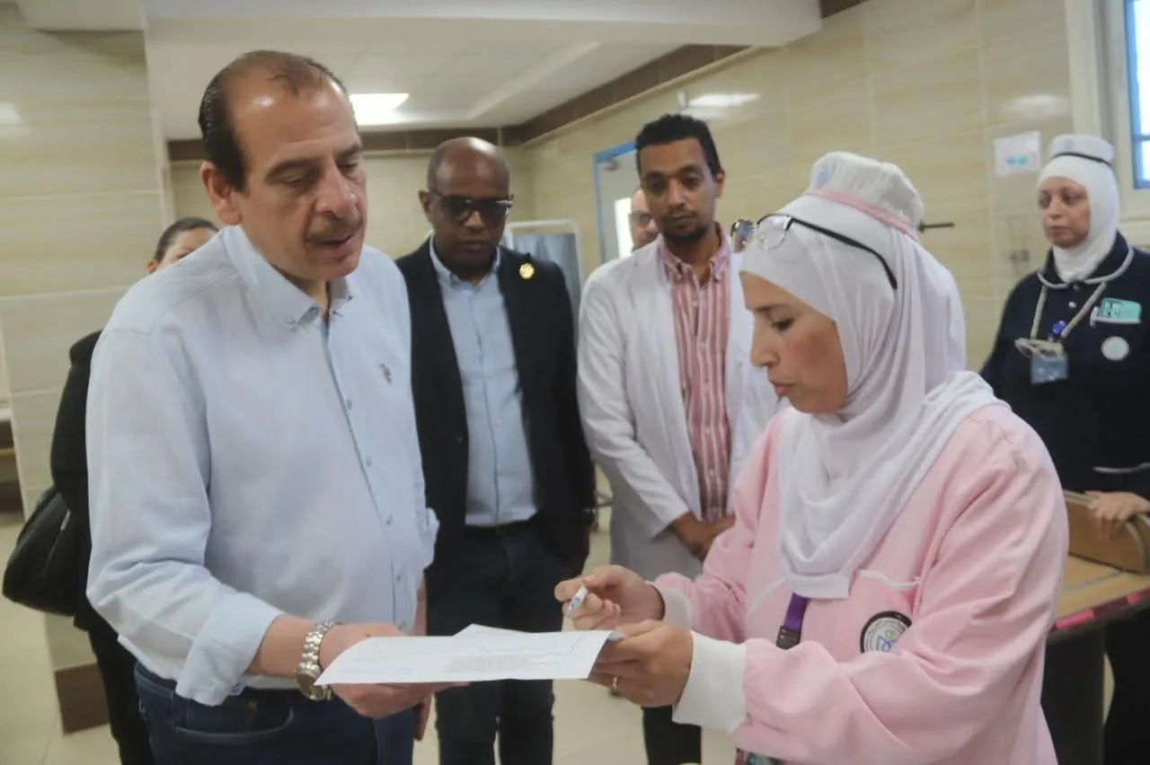 نائب وزير الصحة يقوم بزيارة المنشآت الطبية في محافظة السويس ويحث على تحسين الخدمات الصحية نائب وزير الصحة يقوم بزيارة المنشآت الطبية في محافظة السويس ويحث على تحسين الخدمات الصحية