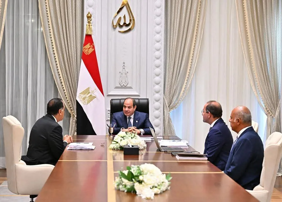 الرئيس السيسي يناقش مع وزير المالية الأداء المالي لعام 2024/2025 وتطورات برامج الدعم الاجتماعي. الرئيس السيسي يناقش مع وزير المالية الأداء المالي لعام 2024/2025 وتطورات برامج الدعم الاجتماعي.