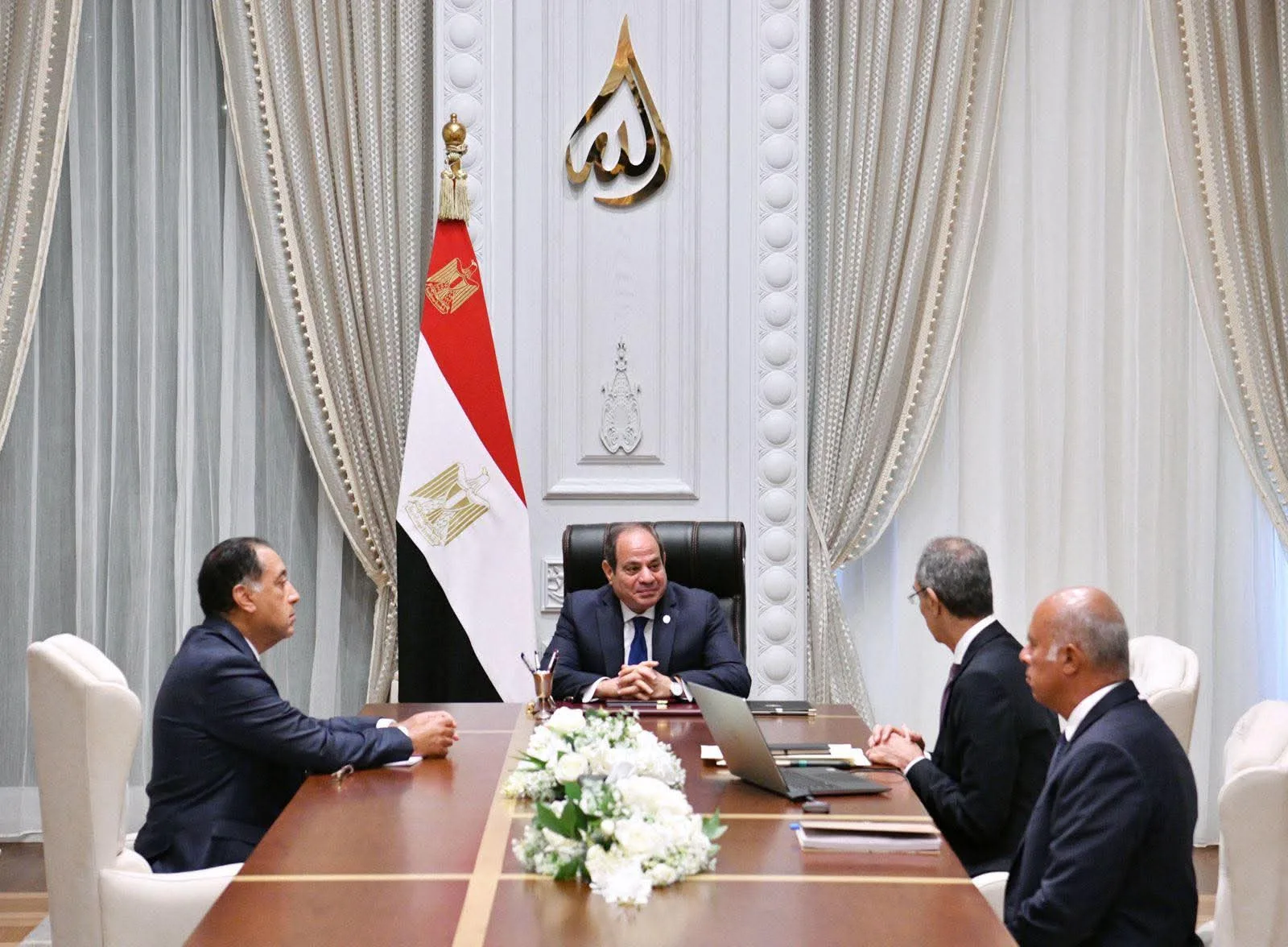 الرئيس السيسي يأمر بدعم شامل لقطاع الاتصالات وتكنولوجيا المعلومات وتطبيق استراتيجيات الذكاء الاصطناعي.