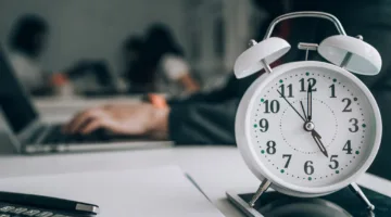 اقتراح تغيير مواعيد العمل يثير الجدل وسط تساؤلات حول ملاءمته للواقع المصري