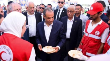 وزير الخارجية ورئيس الحكومة الفلسطينية يتفقدان مركز الإمداد الغذائي “المطبخ الإنساني” في الشيخ زويد