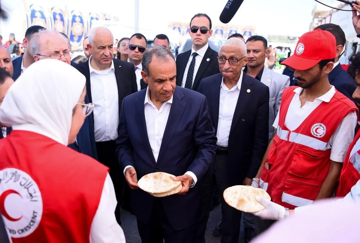 وزير الخارجية ورئيس الحكومة الفلسطينية يتفقدان مركز الإمداد الغذائي “المطبخ الإنساني” في الشيخ زويد وزير الخارجية ورئيس الحكومة الفلسطينية يتفقدان مركز الإمداد الغذائي “المطبخ الإنساني” في الشيخ زويد