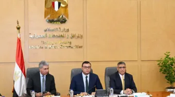 وزير الإسكان والسياحة والآثار ومحافظ الجيزة يشرفون على الخطة الاستراتيجية للمنطقة الفاصلة بين مطار سفنكس الدولي وهضبة هرم سقارة.