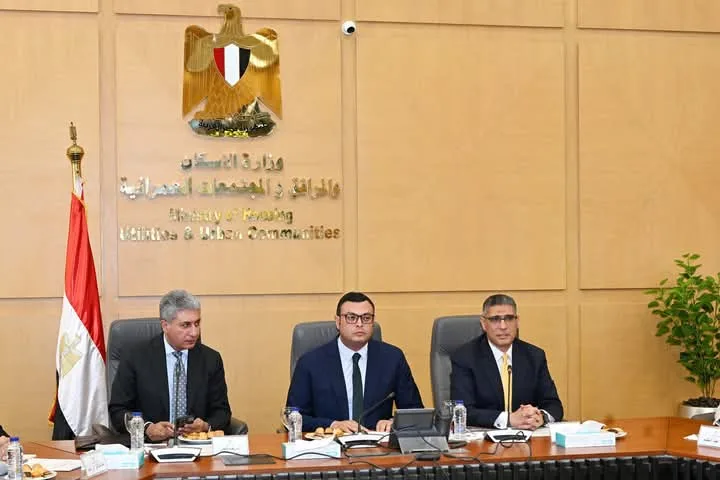 وزير الإسكان والسياحة والآثار ومحافظ الجيزة يشرفون على الخطة الاستراتيجية للمنطقة الفاصلة بين مطار سفنكس الدولي وهضبة هرم سقارة. وزير الإسكان والسياحة والآثار ومحافظ الجيزة يشرفون على الخطة الاستراتيجية للمنطقة الفاصلة بين مطار سفنكس الدولي وهضبة هرم سقارة.