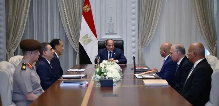 الرئيس السيسي يلتقي بـ “مدبولي” و “الوزير” لمتابعة تطورات تحديث وإدارة الموانئ. الرئيس السيسي يلتقي بـ “مدبولي” و “الوزير” لمتابعة تطورات تحديث وإدارة الموانئ.