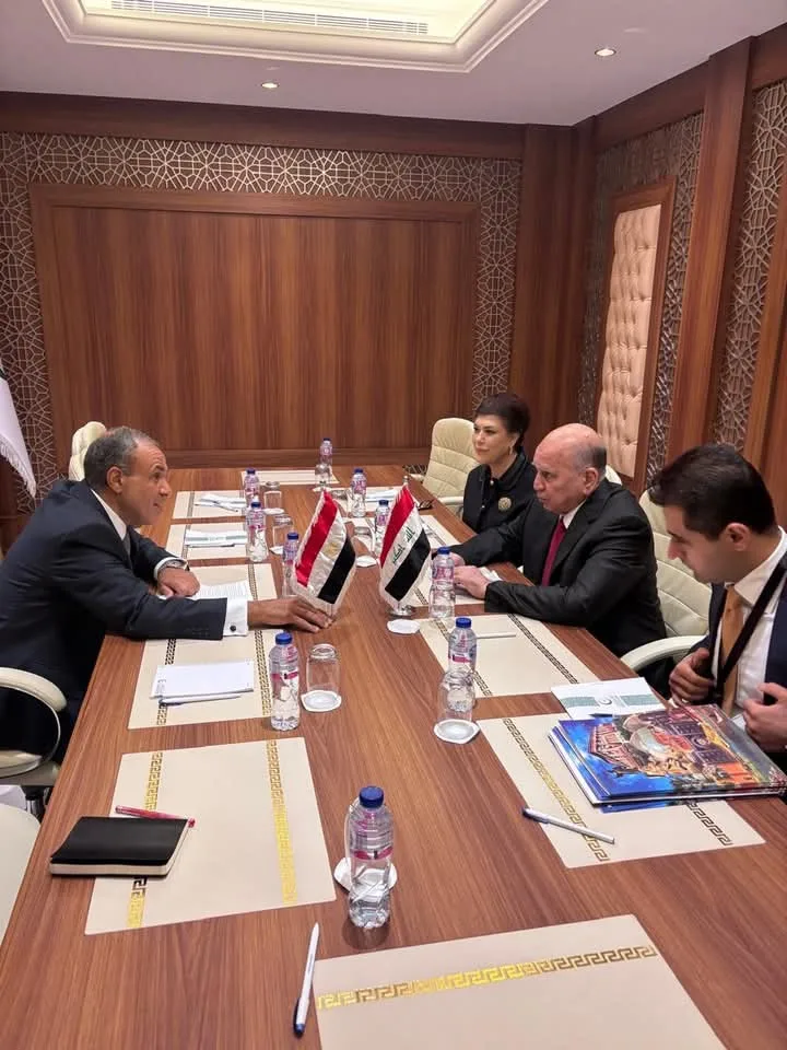 وزير الخارجية يجتمع بنظيره العراقي خلال الدورة الاستثنائية لمنظمة التعاون الإسلامي في جدة.