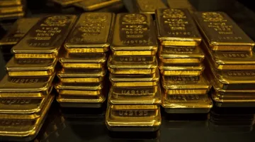 الذهب يحافظ على استقراره بالقرب من أعلى معدل له في أكثر من شهر بفعل توقعات تقليص أسعار الفائدة الأمريكية.