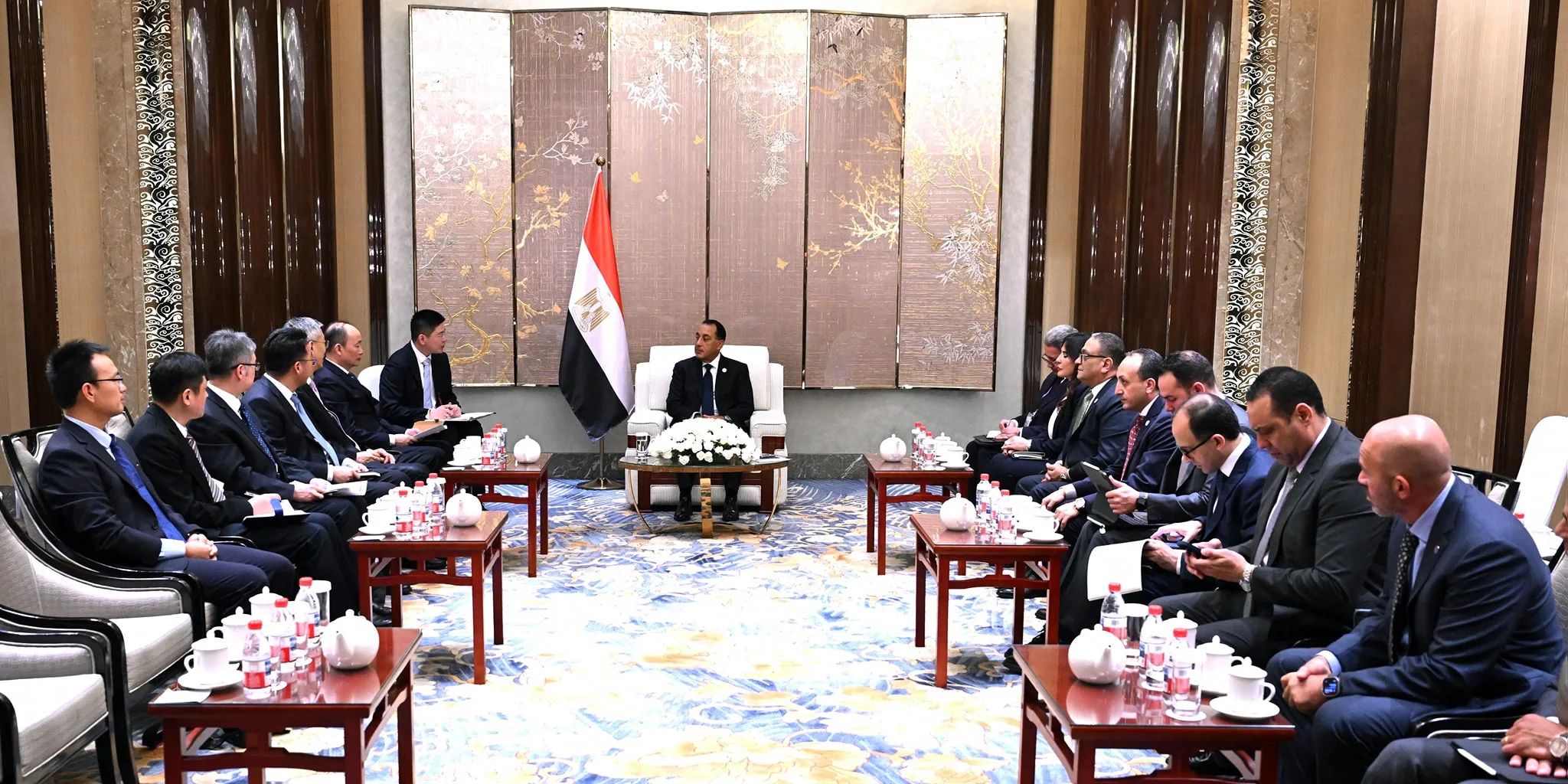 رئيس الوزراء: نقدم العديد من الفوائد والحوافز للمستثمرين المحليين والأجانب. رئيس الوزراء: نقدم العديد من الفوائد والحوافز للمستثمرين المحليين والأجانب.