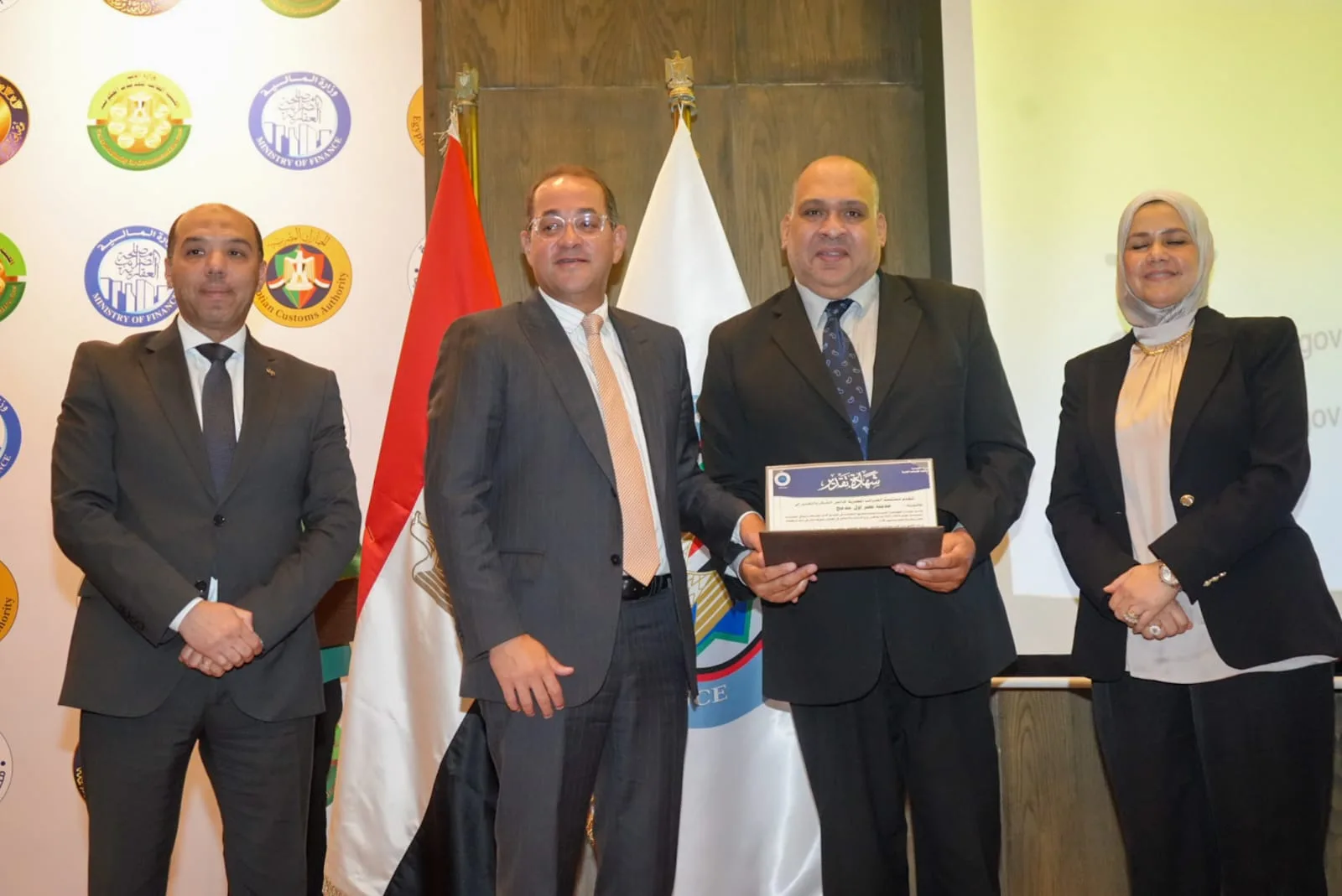 وزير المالية يكرم 6 إدارات ضريبية حققت إنجازات بارزة في التعاون مع القطاع التجاري وزير المالية يكرم 6 إدارات ضريبية حققت إنجازات بارزة في التعاون مع القطاع التجاري