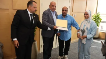وزير الكهرباء يكرّم مجموعة من الموظفين المتميزين في شركات الكهرباء بجوائز تقديرية ورحلات عمرة مجانية.
