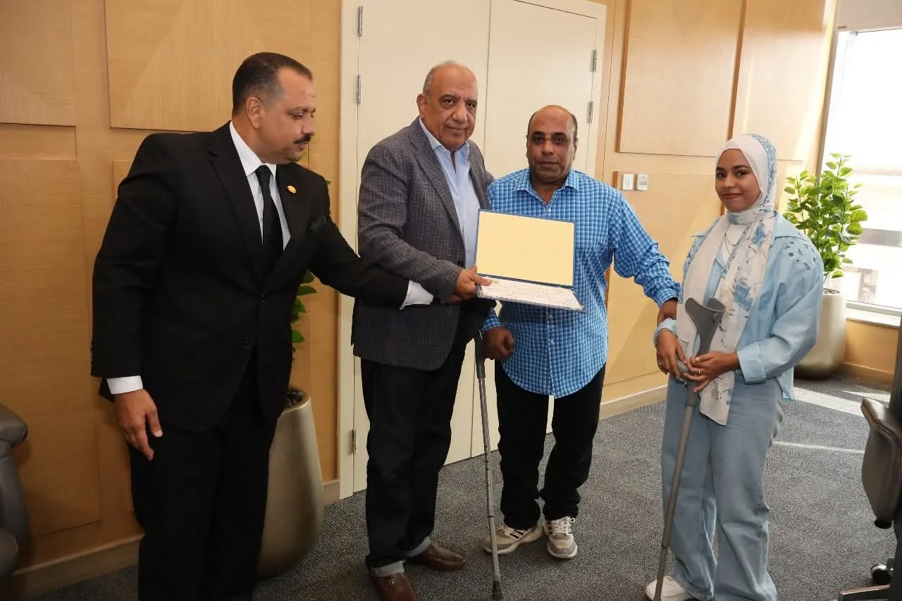 وزير الكهرباء يكرّم مجموعة من الموظفين المتميزين في شركات الكهرباء بجوائز تقديرية ورحلات عمرة مجانية. وزير الكهرباء يكرّم مجموعة من الموظفين المتميزين في شركات الكهرباء بجوائز تقديرية ورحلات عمرة مجانية.