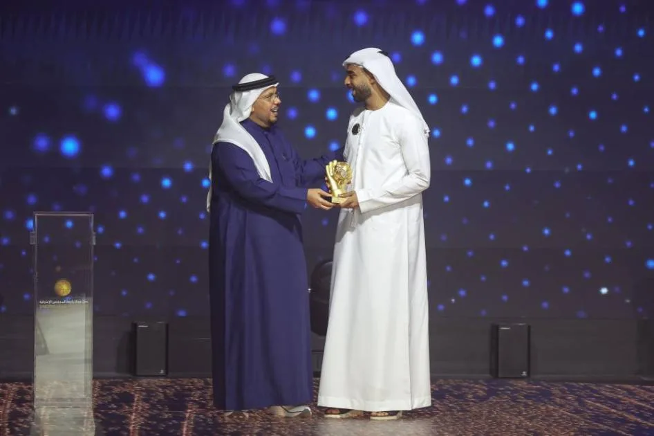 2.6 مليار درهم قيمة دوري الإمارات.. شباب الأهلي يسيطر على جوائز موسم 2024-2025 2.6 مليار درهم قيمة دوري الإمارات.. شباب الأهلي يسيطر على جوائز موسم 2024-2025