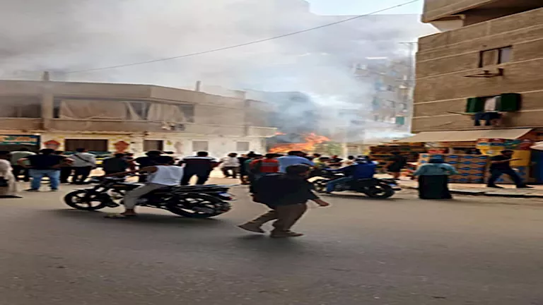 30 دقيقة من النيران والدخان.. 4 سيارات إطفاء تنقذ ترعة الزمر من النيران | صور