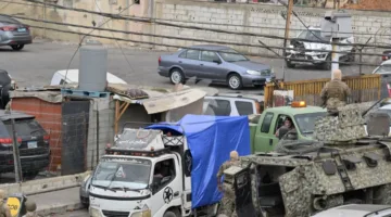 5 عند الخامسة: دفعة جديدة من الأسلحة الفلسطينية… غارات على صنعاء والهجوم ينطلق من غزة.