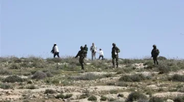 50 مستوطنًا ي invade قرية فلسطينية شرق الضفة الغربية