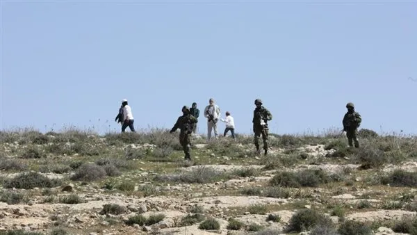 50 مستوطنًا ي invade قرية فلسطينية شرق الضفة الغربية