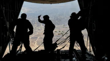 الجيش يقوم بتنفيذ 7 عمليات إنزال تضمنت 61 طناً من المساعدات إلى غزة.