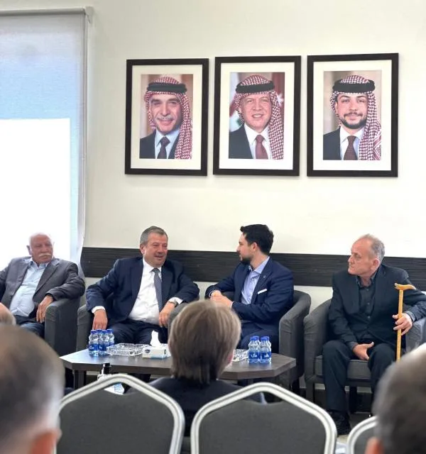 ولي العهد يقدم التعازي في وفاة شقيقة مدير المخابرات العامة ولي العهد يقدم التعازي في وفاة شقيقة مدير المخابرات العامة