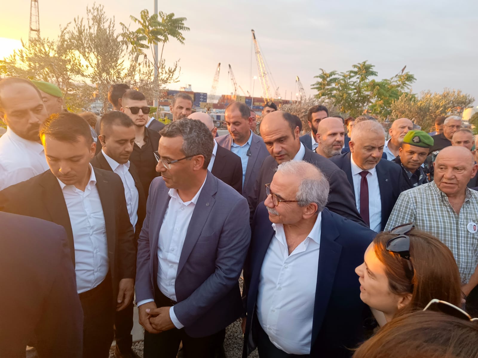 قد تكون صورة ‏‏‏‏٧‏ أشخاص‏، و‏حشد‏‏ و‏نص‏‏