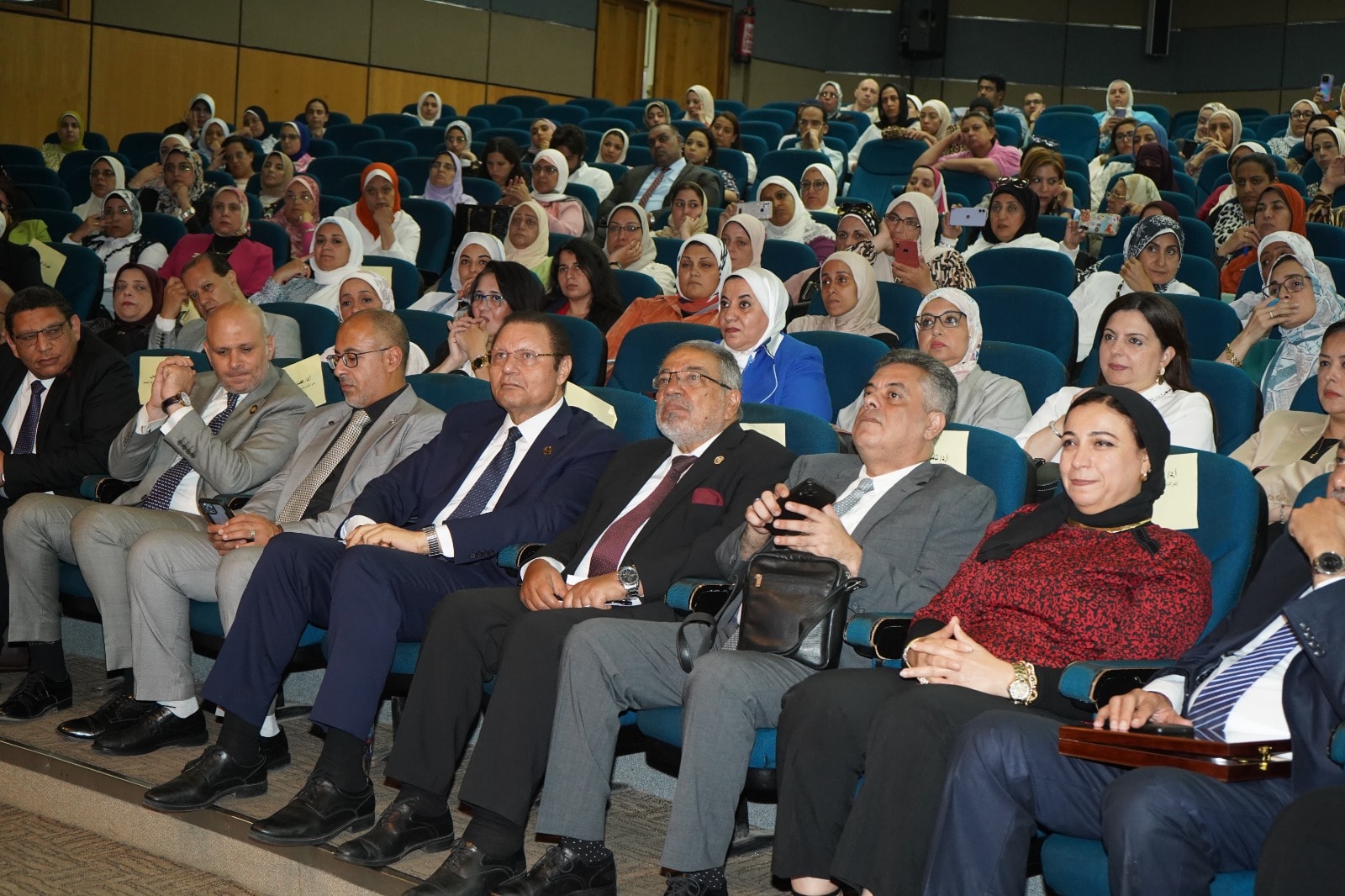 قد تكون صورة ‏‏شخص واحد‏ و‏حشد‏‏