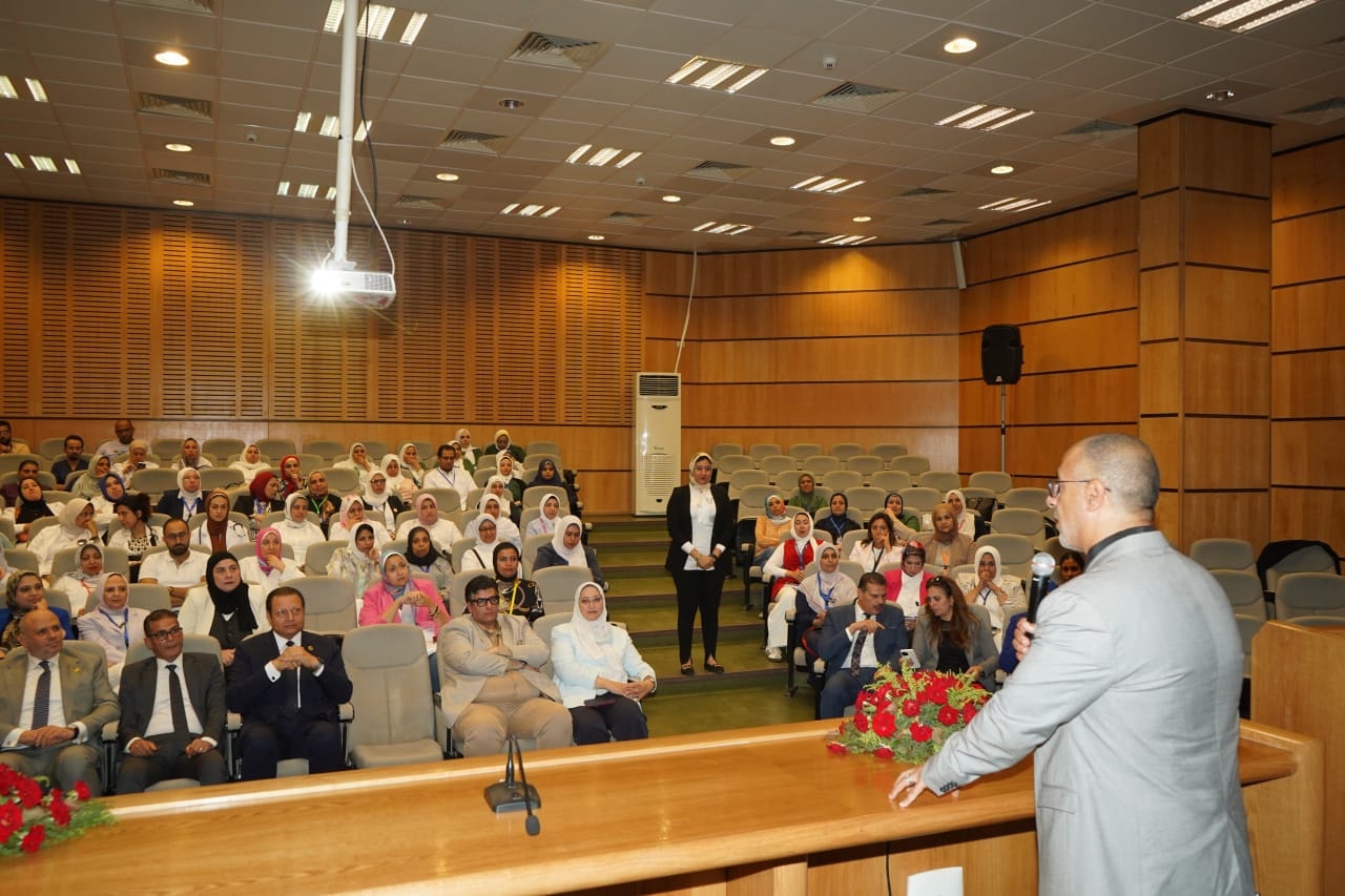 قد تكون صورة ‏‏شخص واحد‏ و‏مِنبر‏‏