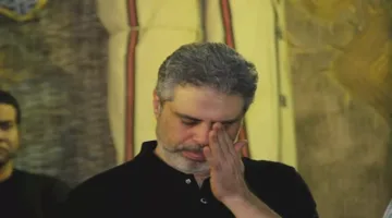 6 لقطات من انهيار مدرب الزمالك السابق خلال عزاء والده