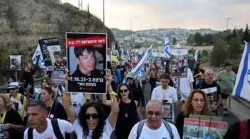 60 ألف شخص يتظاهرون في تل أبيب مطالبين بإبرام اتفاق لإطلاق سراح المحتجزين.