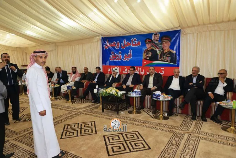 الوزير الحنيفات يجتمع بمربي النحل في منزل أبوزريق (صور) الوزير الحنيفات يجتمع بمربي النحل في منزل أبوزريق (صور)