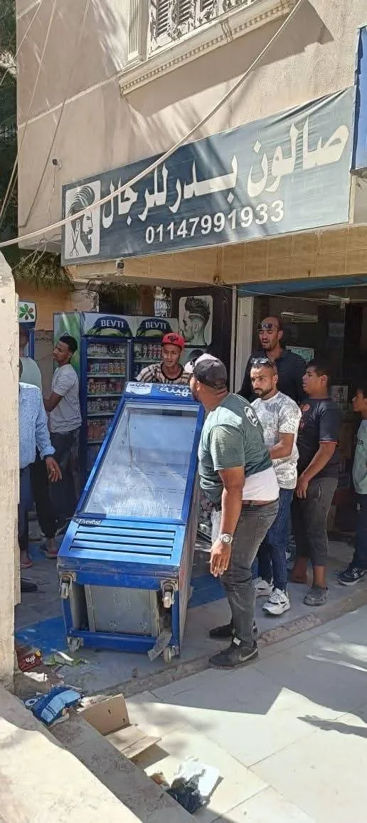 الجيزة تستمر في جهودها لمكافحة تحويل الجراجات إلى أنشطة تجارية في هضبة الأهرام. الجيزة تستمر في جهودها لمكافحة تحويل الجراجات إلى أنشطة تجارية في هضبة الأهرام.
