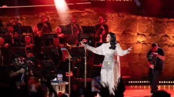 أحلام، فنانة العرب، تعود لإحياء حفل ختام مهرجان قرطاج الدولي بعد 28 عامًا، والجمهور يعبر عن إعجابه بالعرض بلقب “الختام الملكي”