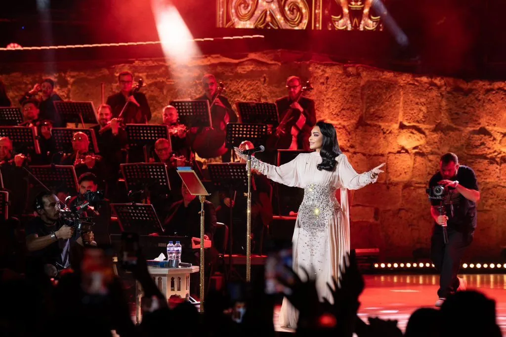 أحلام، فنانة العرب، تعود لإحياء حفل ختام مهرجان قرطاج الدولي بعد 28 عامًا، والجمهور يعبر عن إعجابه بالعرض بلقب “الختام الملكي” أحلام، فنانة العرب، تعود لإحياء حفل ختام مهرجان قرطاج الدولي بعد 28 عامًا، والجمهور يعبر عن إعجابه بالعرض بلقب “الختام الملكي”
