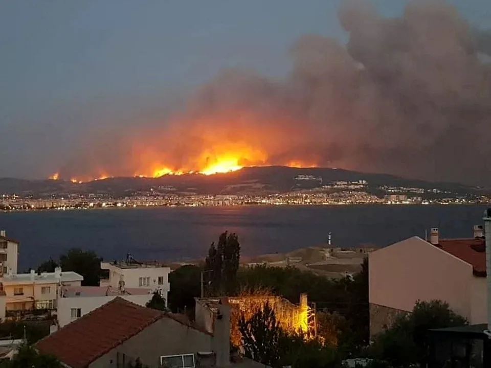 المغرب يواصل جهود إخماد حريق يغطي 5 هكتارات من الغابات المغرب يواصل جهود إخماد حريق يغطي 5 هكتارات من الغابات
