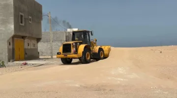 الرمال تغزو قرية “تاروما”.. مخاطر صحية وتحديات للبنية التحتية