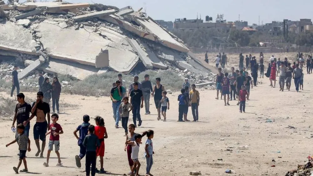آلاف الفلسطينيين يتركون مدينة غزة خوفًا من هجوم إسرائيلي وشيك آلاف الفلسطينيين يتركون مدينة غزة خوفًا من هجوم إسرائيلي وشيك