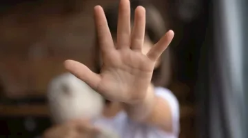 أب يستخدم ابنيهما التوأم في التسول ويتسبب لهما في أذى جسدي في الشرقية