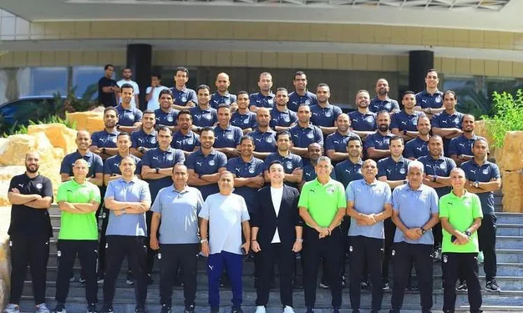 “أبو زهرة” يتبادل رسالة هاني أبو ريدة مع حكام معسكر الإسكندرية