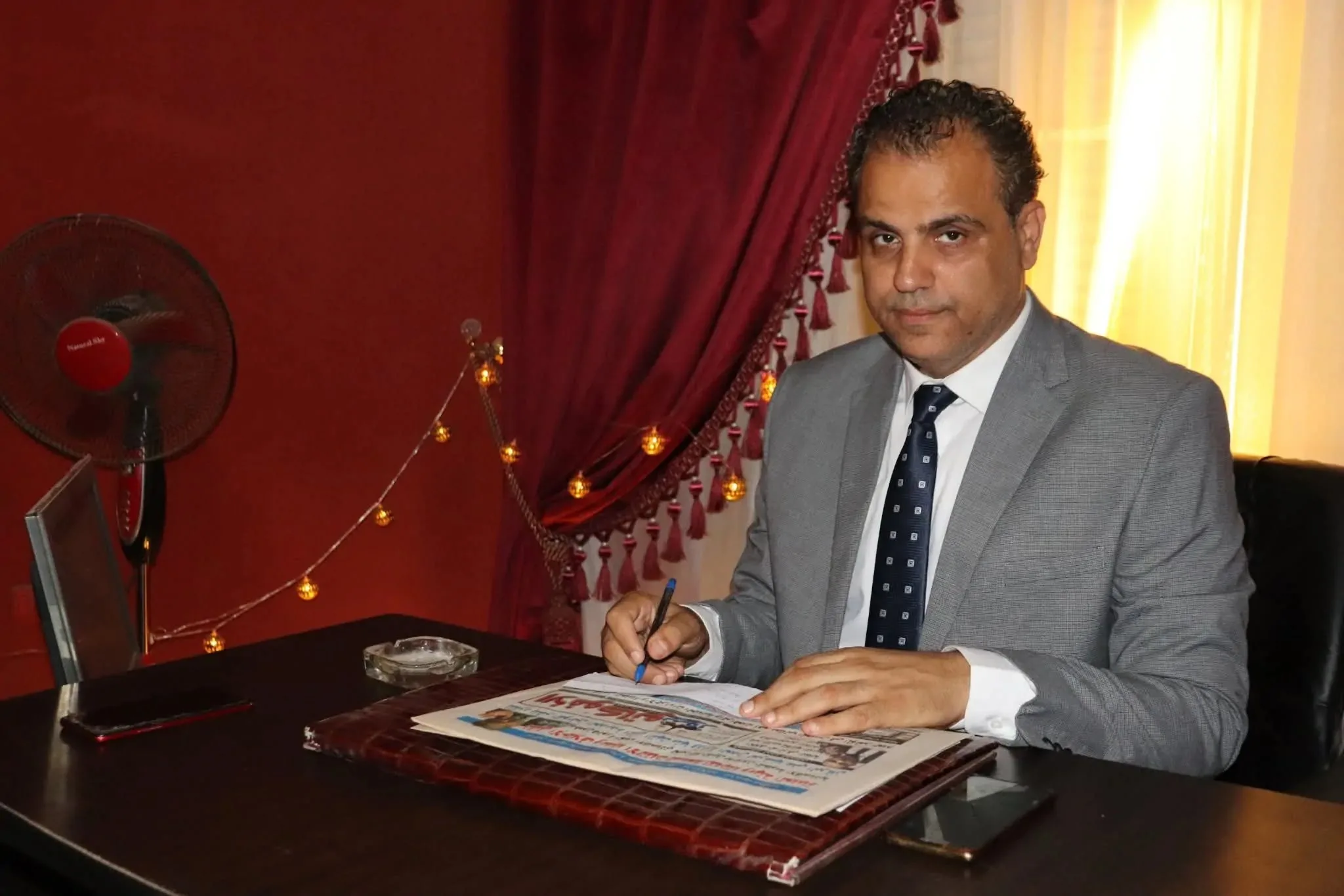 أحمد الحميلي يكتب: النائب في السينما “محتال ومنافق.. يتلاعب بالأوراق والشعب يردد له يا وكيلنا” أحمد الحميلي يكتب: النائب في السينما “محتال ومنافق.. يتلاعب بالأوراق والشعب يردد له يا وكيلنا”