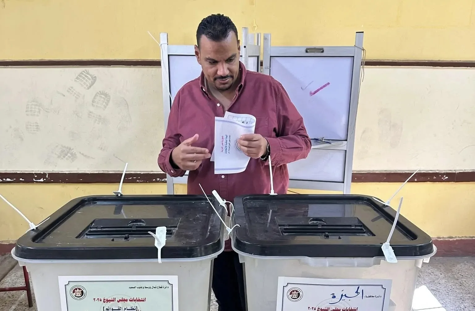 أحمد العجوز يشارك في انتخابات مجلس الشيوخ ويناشد المواطنين بالتصويت. أحمد العجوز يشارك في انتخابات مجلس الشيوخ ويناشد المواطنين بالتصويت.
