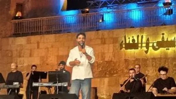 أحمد جمال يختتم مهرجان القلعة بأدائه المميز لأغنيته الجديدة “حلو التان” وسط حماس جماهيري كبير. أحمد جمال يختتم مهرجان القلعة بأدائه المميز لأغنيته الجديدة “حلو التان” وسط حماس جماهيري كبير.