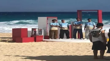 أربعة لاعبين من الأهلي يشاركون في إعلان جديد لـ “ريد بول” على الساحل البحري.