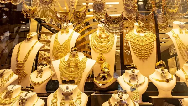 أسعار الذهب مساءً في مصر: ارتفاع غير متوقع في محلات المجوهرات