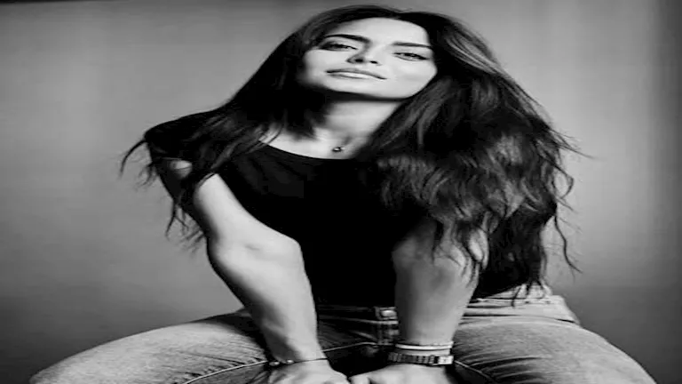 أسماء جلال تبرز بتألق في أحدث صورها.. وآراء الجمهور كانت مثيرة!