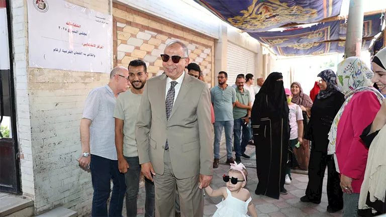 أصغر المشاركين في انتخابات الشيوخ: لحظة إنسانية تميز جولة محافظ المنيا