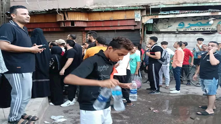 أطفال برحمة كبيرة.. الثلج يطفئ ظمأ المنقذين في مأساة انهيار عقار الزقازيق أطفال برحمة كبيرة.. الثلج يطفئ ظمأ المنقذين في مأساة انهيار عقار الزقازيق