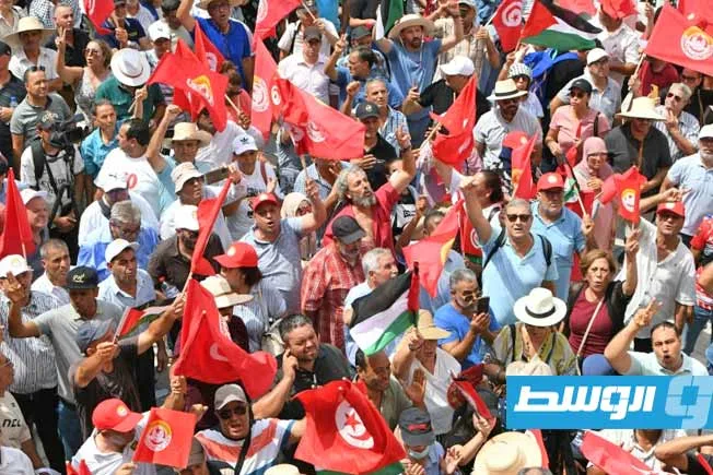 أكثر من 2000 شخص يحتجون في تونس تأييدًا للمركزية النقابية أكثر من 2000 شخص يحتجون في تونس تأييدًا للمركزية النقابية