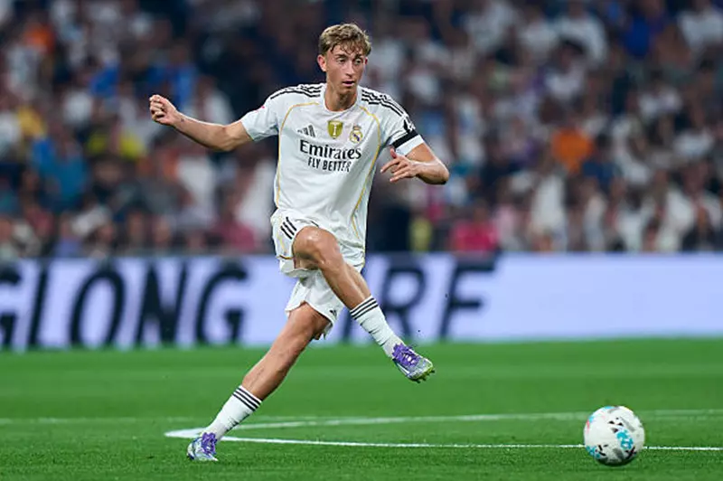 أكثر من مدافع.. هويسين يجسد دور كروس في ريال مدريد (تحليل) أكثر من مدافع.. هويسين يجسد دور كروس في ريال مدريد (تحليل)