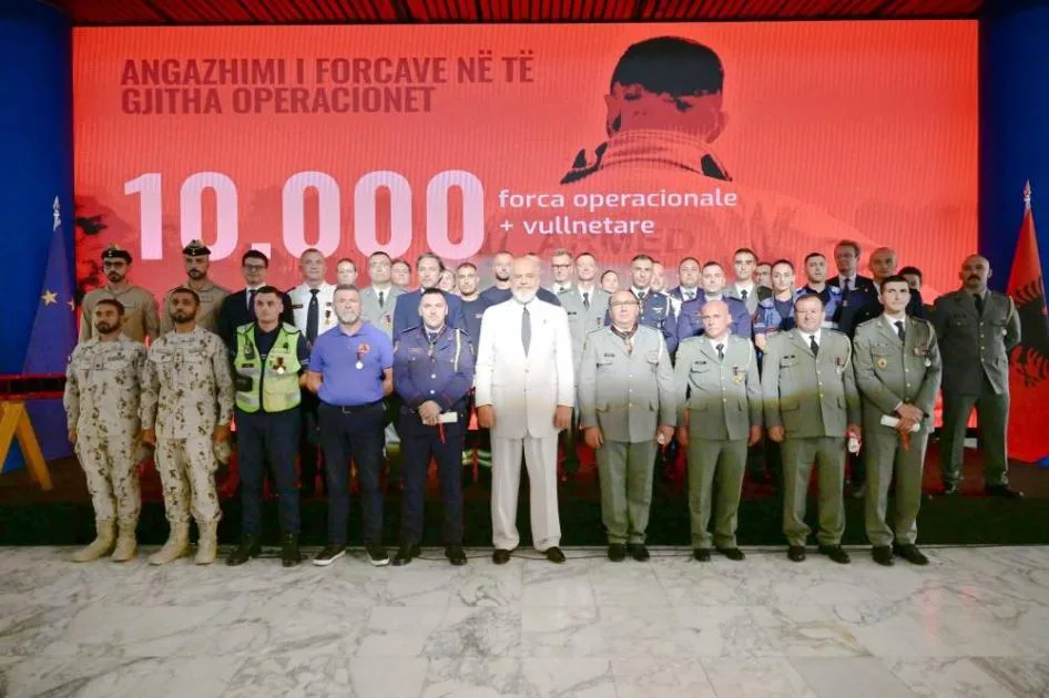 ألبانيا تكرّم الفريق الإماراتي لعمله في مكافحة حرائق الغابات ألبانيا تكرّم الفريق الإماراتي لعمله في مكافحة حرائق الغابات
